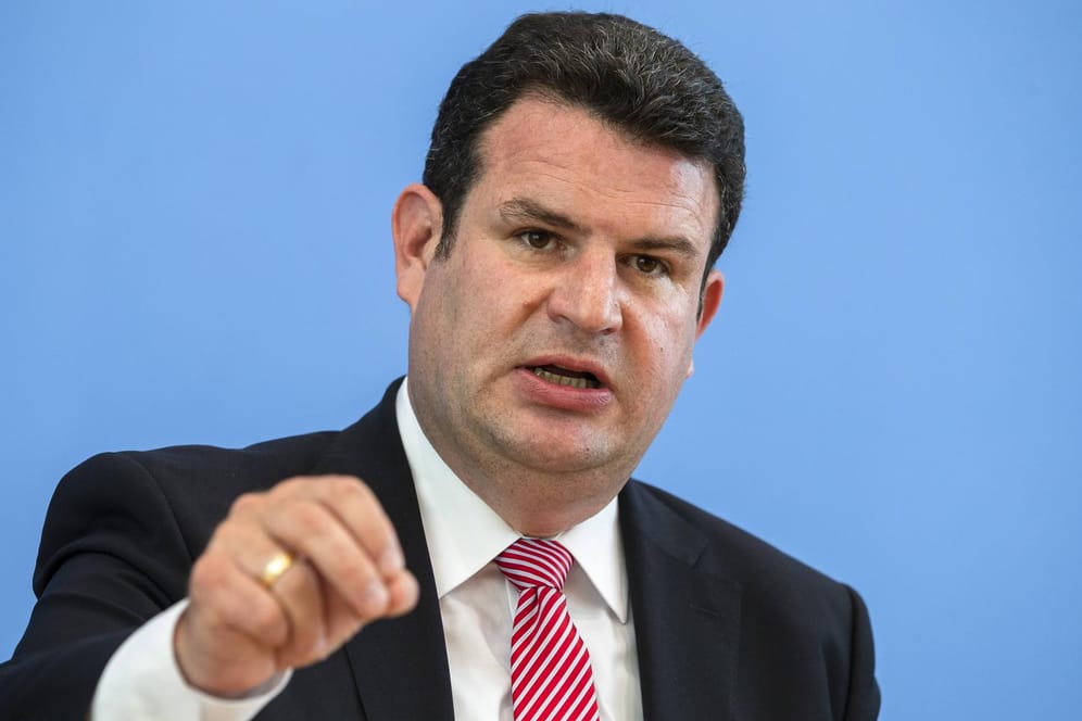 Hubertus Heil: Das nun beschlossene Gesetz soll Pflegende finanziell entlasten und Menschen mit Behinderungen mehr Ausbildungsmöglichkeiten bieten.