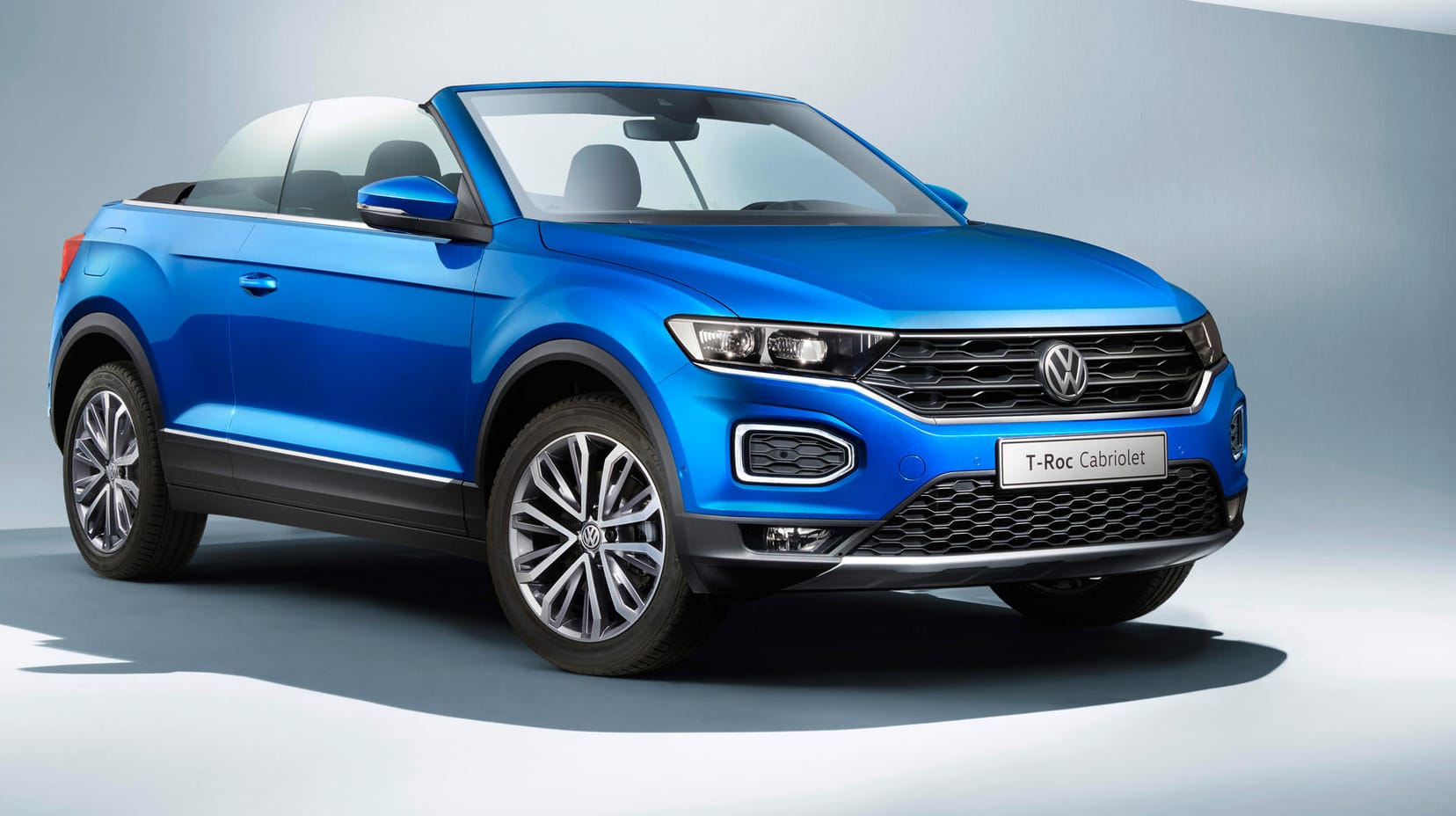 SUV und Cabrio in einem: Volkswagens kleiner T-Roc wird bald auch mit Stoffverdeck zu haben sein. SUV und Cabrio in einem: Volkswagens kleiner T-Roc wird bald auch mit Stoffverdeck zu haben sein.
