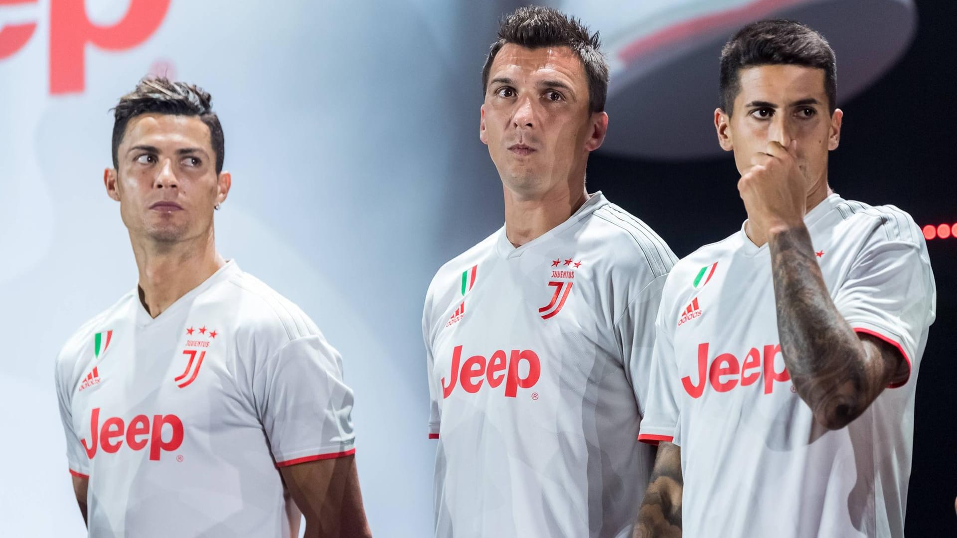 Mario Mandzukic (M.) mit Cristiano Ronaldo (l.) und Joao Cancelo (inzwischen Manchester City) vor einer Pressekonferenz bei Juventus Turin.