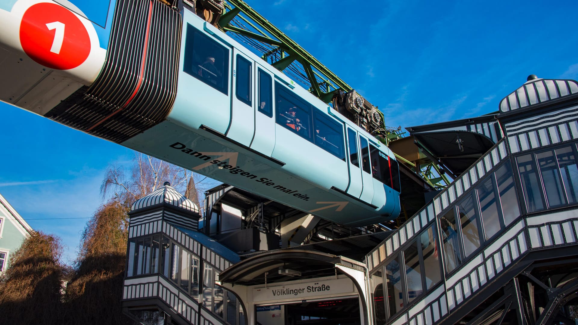 Eine Schwebebahn im Bahnhof Völklinger Straße: In einer Schwebebahn hat ein Vater seine Tochter aus Versehen alleine im Wagen zurückgelassen.