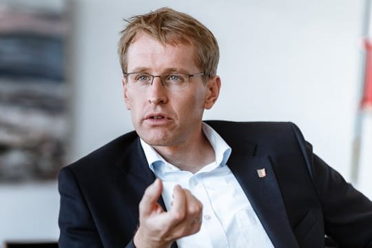 Schleswig-Holsteins Ministerpräsident Daniel Günther will mit Sachsens Regierungschef Michael Kretschmer einen Entschließungsantrag zum Schutz nationaler Minderheiten und Volksgruppen im Grundgesetz dem Bundesrat vorlegen.