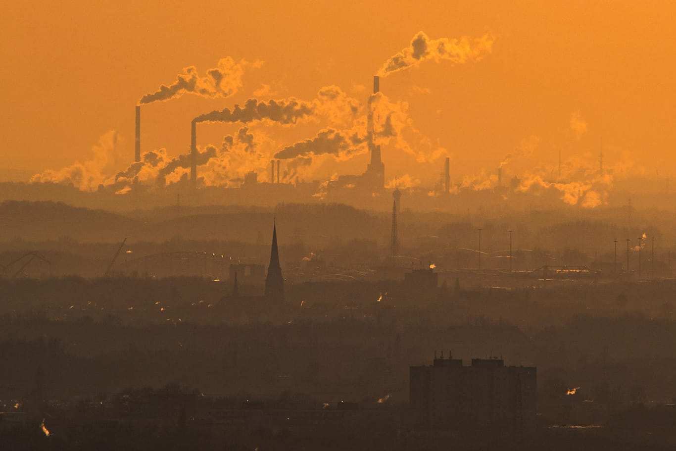 Rauch und Abgase über Oberhausen: Klimaexperten sind sich nahezu einig, dass die globale Erderwärmung von Treibhausgasemissionen ausgelöst wird.