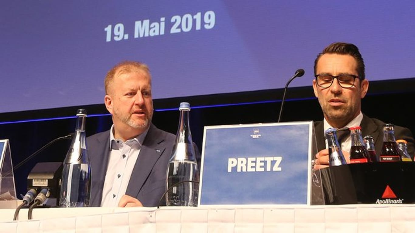 Die Hertha-Geschäftsführer Ingo Schiller (l) und Michael Preetz.