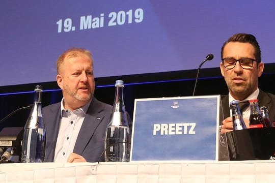 Die Hertha-Geschäftsführer Ingo Schiller (l) und Michael Preetz.