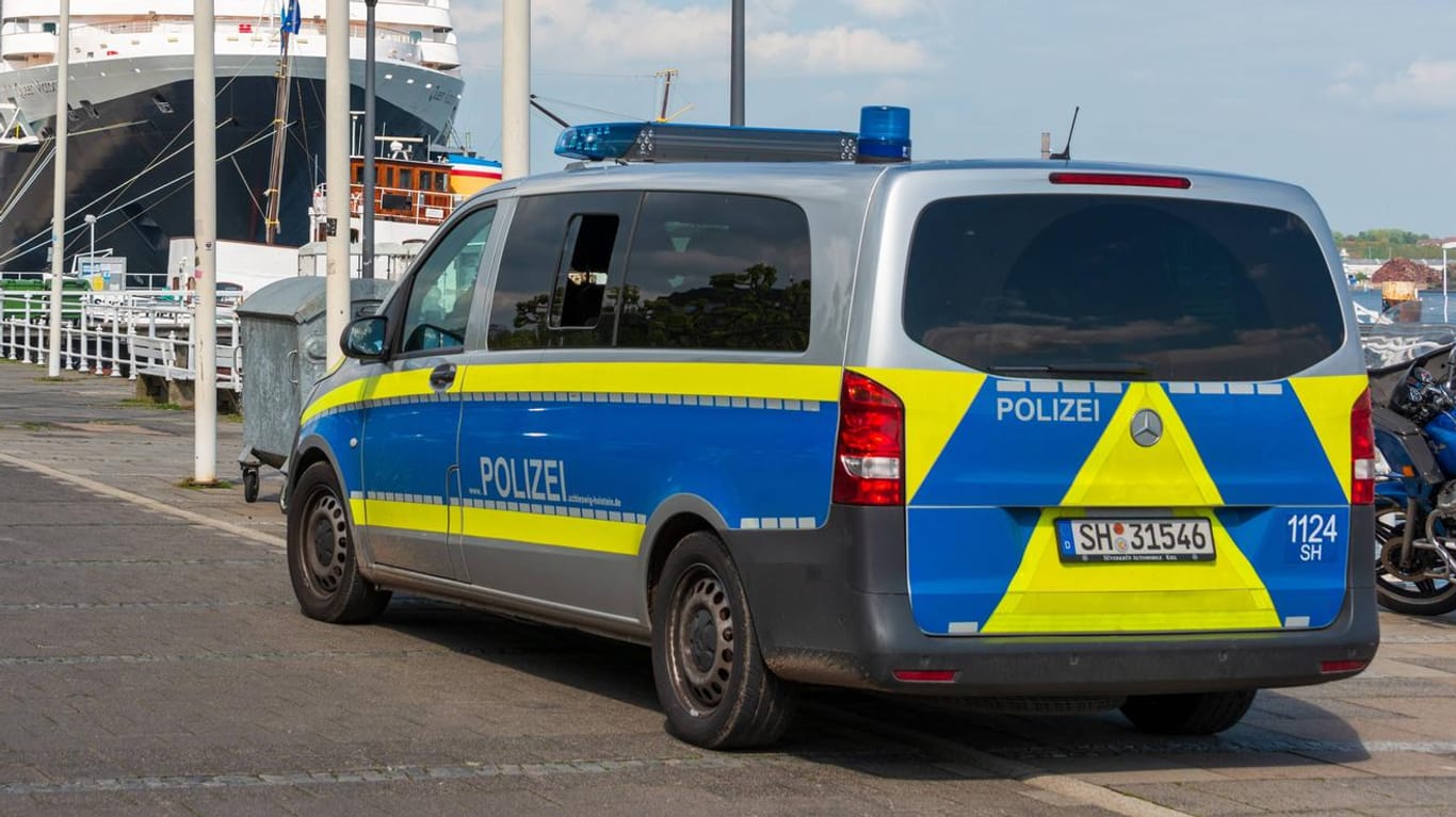 Polizeiwagen in Kiel: Ein gefährlicher Häftling wurde entlassen – etwa 30 Personen sind direkt gefährdet. (Symbolbild)