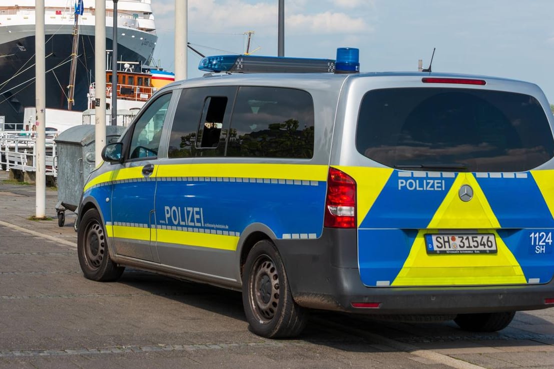 Polizeiwagen in Kiel: Ein gefährlicher Häftling wurde entlassen – etwa 30 Personen sind direkt gefährdet. (Symbolbild)