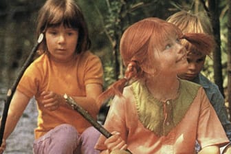 Szene aus einem "Pippi Langstrumpf"-Film von 1968: Pippi (Inger Nilsson) fährt mit ihren Freunden Annika (Maria Persson) und Tommy (Pär Sundberg) auf einem Floss.