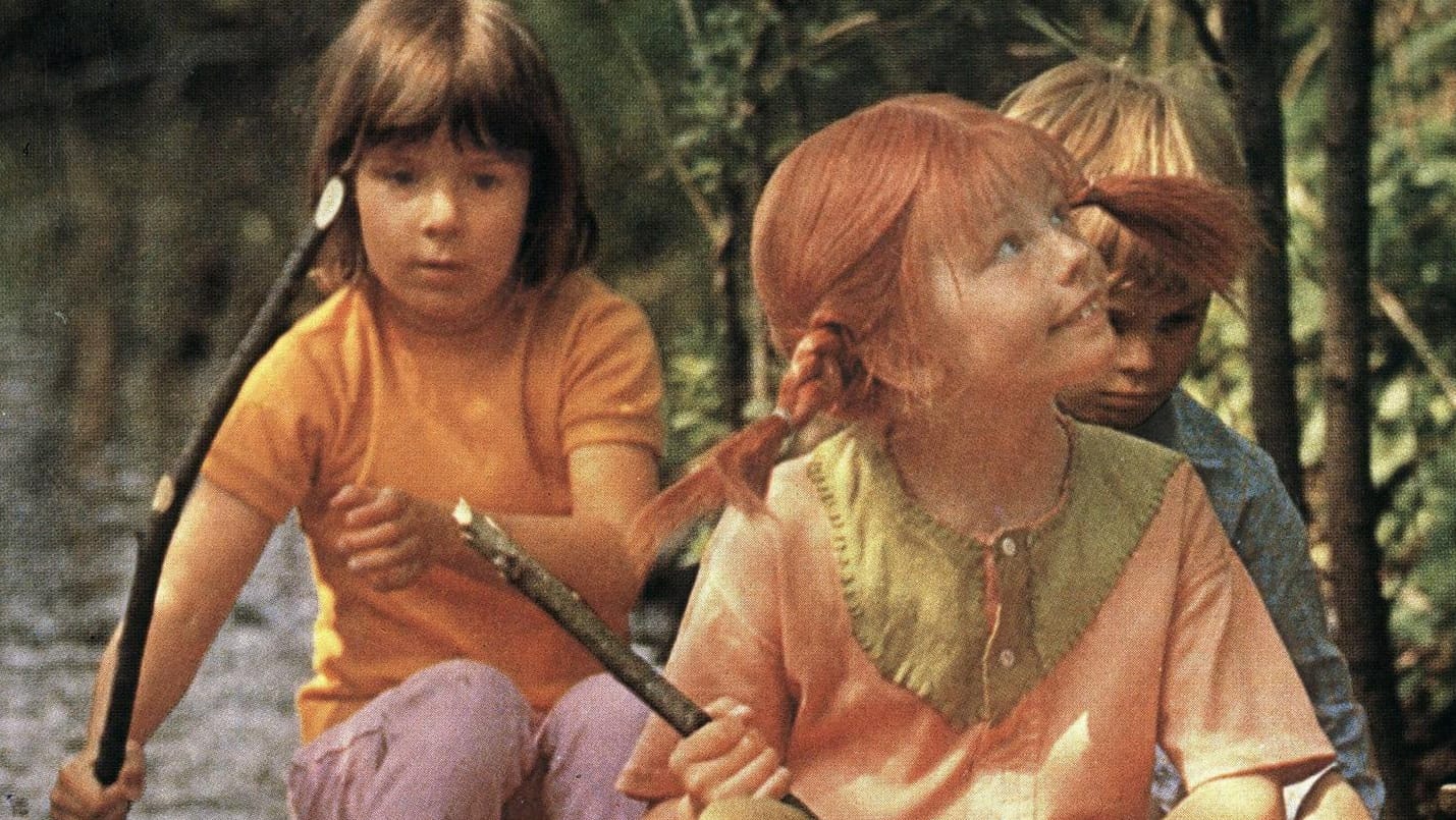 Szene aus einem "Pippi Langstrumpf"-Film von 1968: Pippi (Inger Nilsson) fährt mit ihren Freunden Annika (Maria Persson) und Tommy (Pär Sundberg) auf einem Floss.