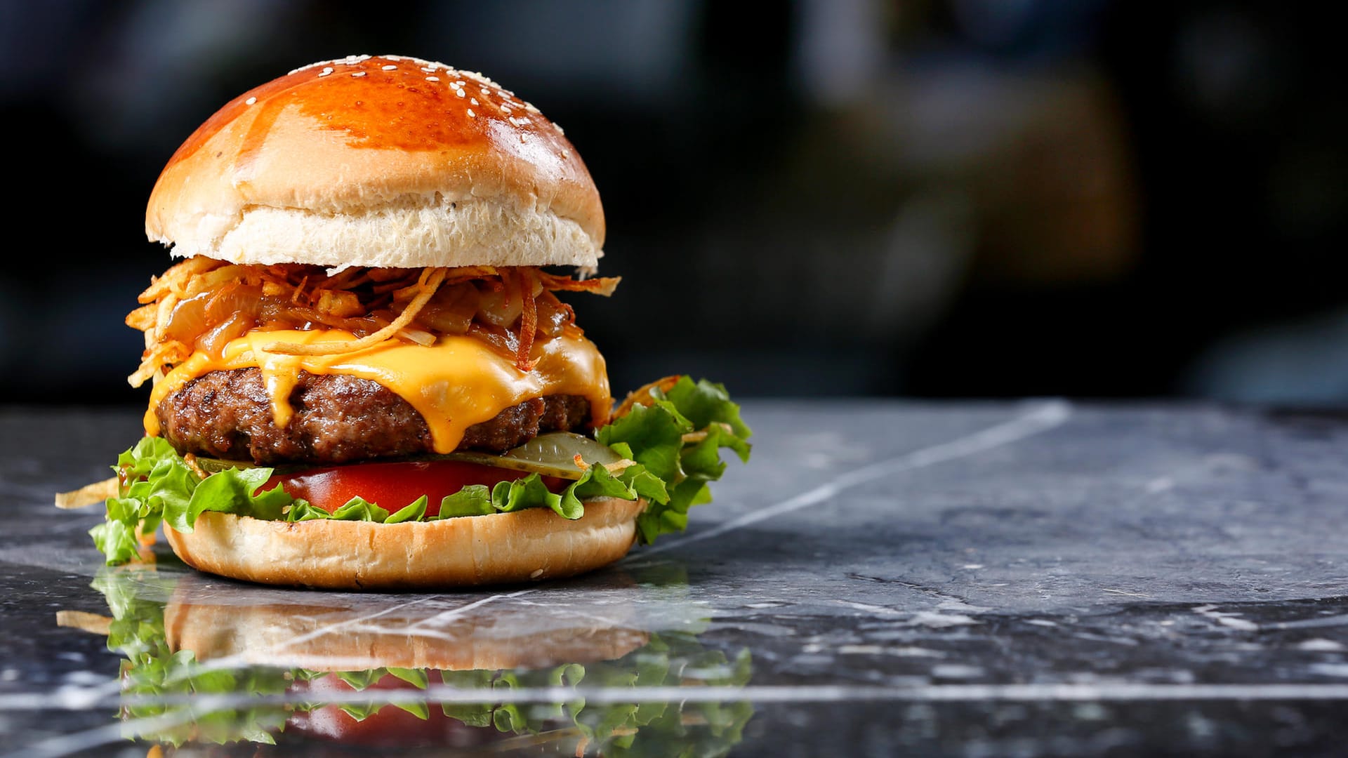 Saftiger Burger: Die globale Viehwirtschaft steigert die Emissionen von CO2 und anderen Gasen, mahnen Forscher.(Symbolbild)