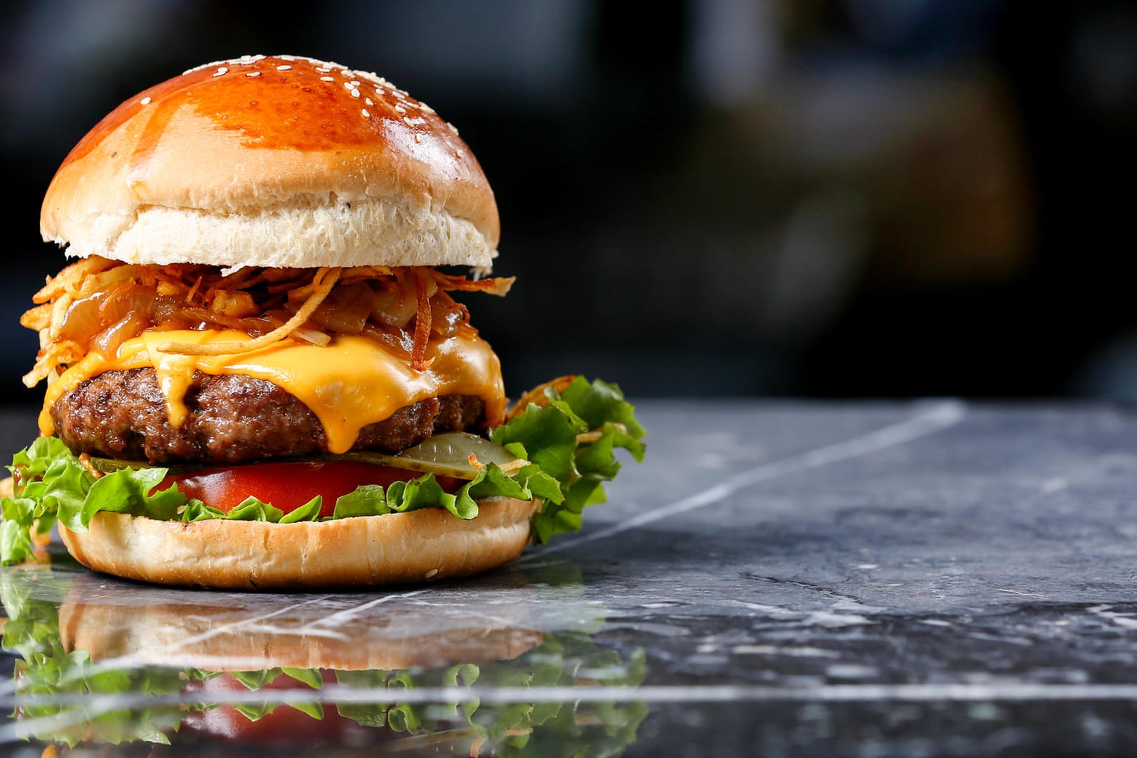 Saftiger Burger: Die globale Viehwirtschaft steigert die Emissionen von CO2 und anderen Gasen, mahnen Forscher.(Symbolbild)