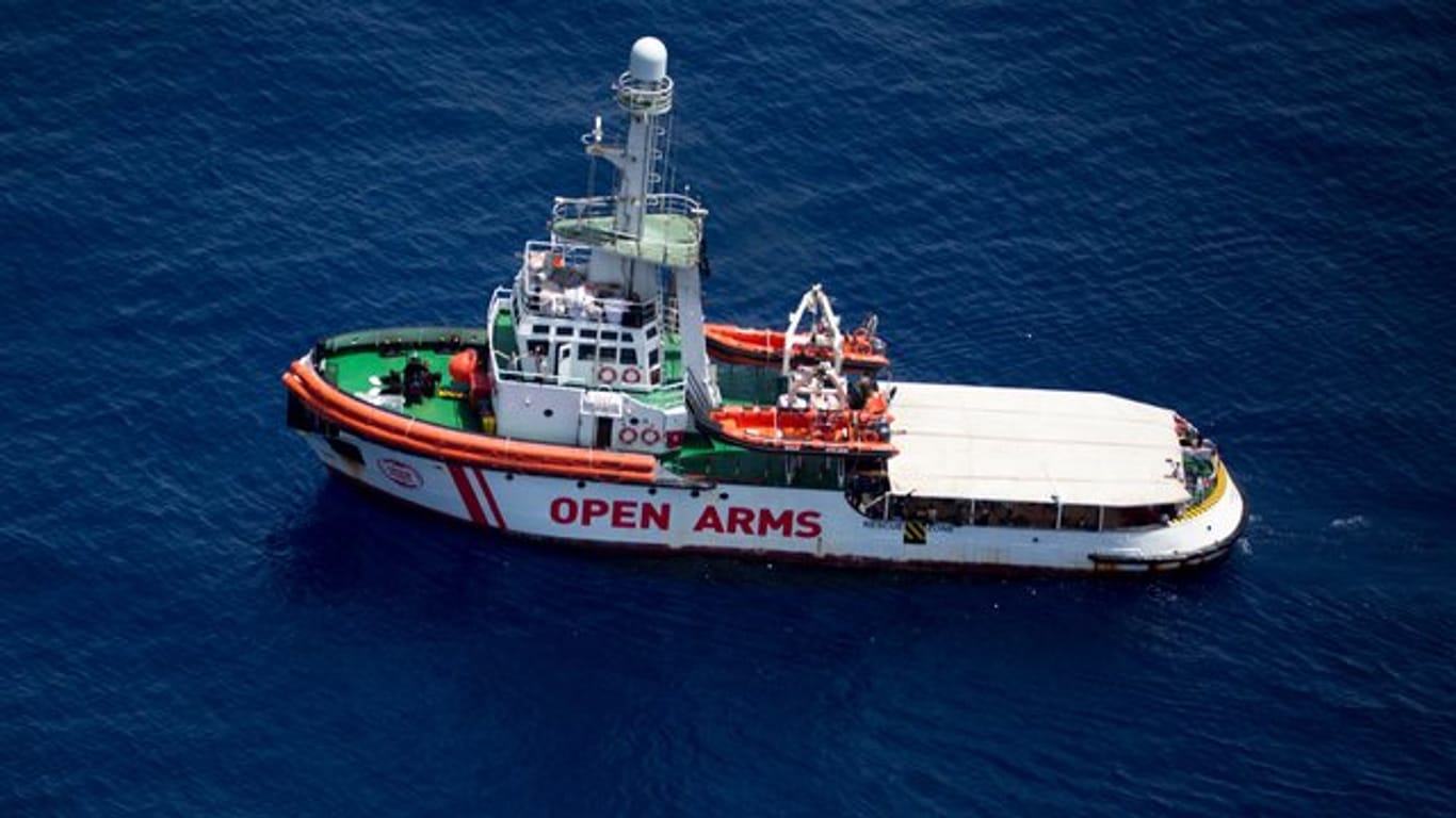 Das Rettungsschiff "Open Arms" der Hilfsorganisation Proactiva Open Arms liegt im Mittelmeer vor der Küste der Insel Lampedusa.