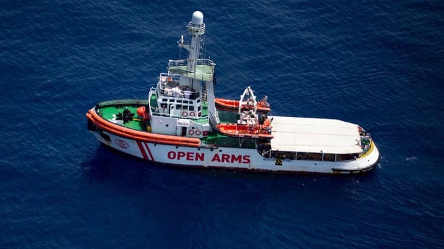 Das Rettungsschiff "Open Arms" der Hilfsorganisation Proactiva Open Arms liegt im Mittelmeer vor der Küste der Insel Lampedusa. Das Rettungsschiff "Open Arms" der Hilfsorganisation Proactiva Open Arms liegt im Mittelmeer vor der Küste der Insel Lampedusa.