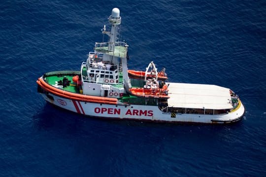 Das Rettungsschiff "Open Arms" der Hilfsorganisation Proactiva Open Arms liegt im Mittelmeer vor der Küste der Insel Lampedusa.