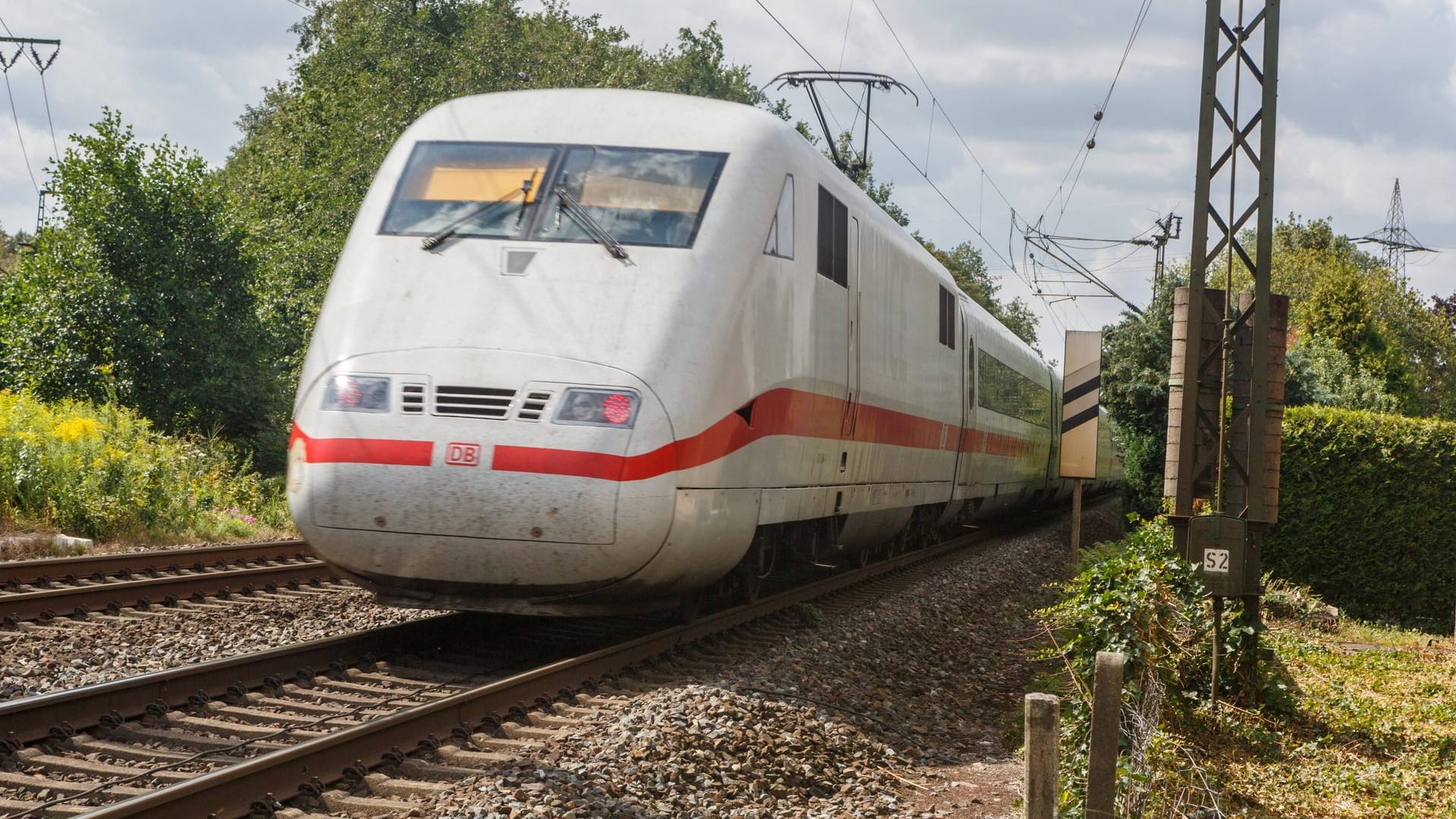 ICE bei der Fahrt: In Hamburg hat sich ein Mann von außen an einen fahrenden Zug geklammert. (Symbolbild)