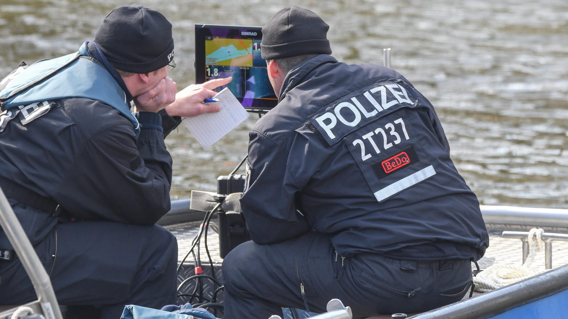 Polizei im Einsatz: Die Suche nach Rebecca gestaltet sich schwierig.