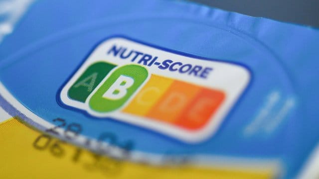 Auf einer Packung Joghurt ist der sogenannte "Nutri-Score" zu sehen.