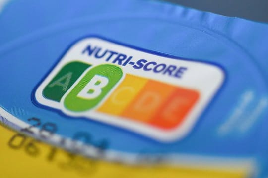 Auf einer Packung Joghurt ist der sogenannte "Nutri-Score" zu sehen.