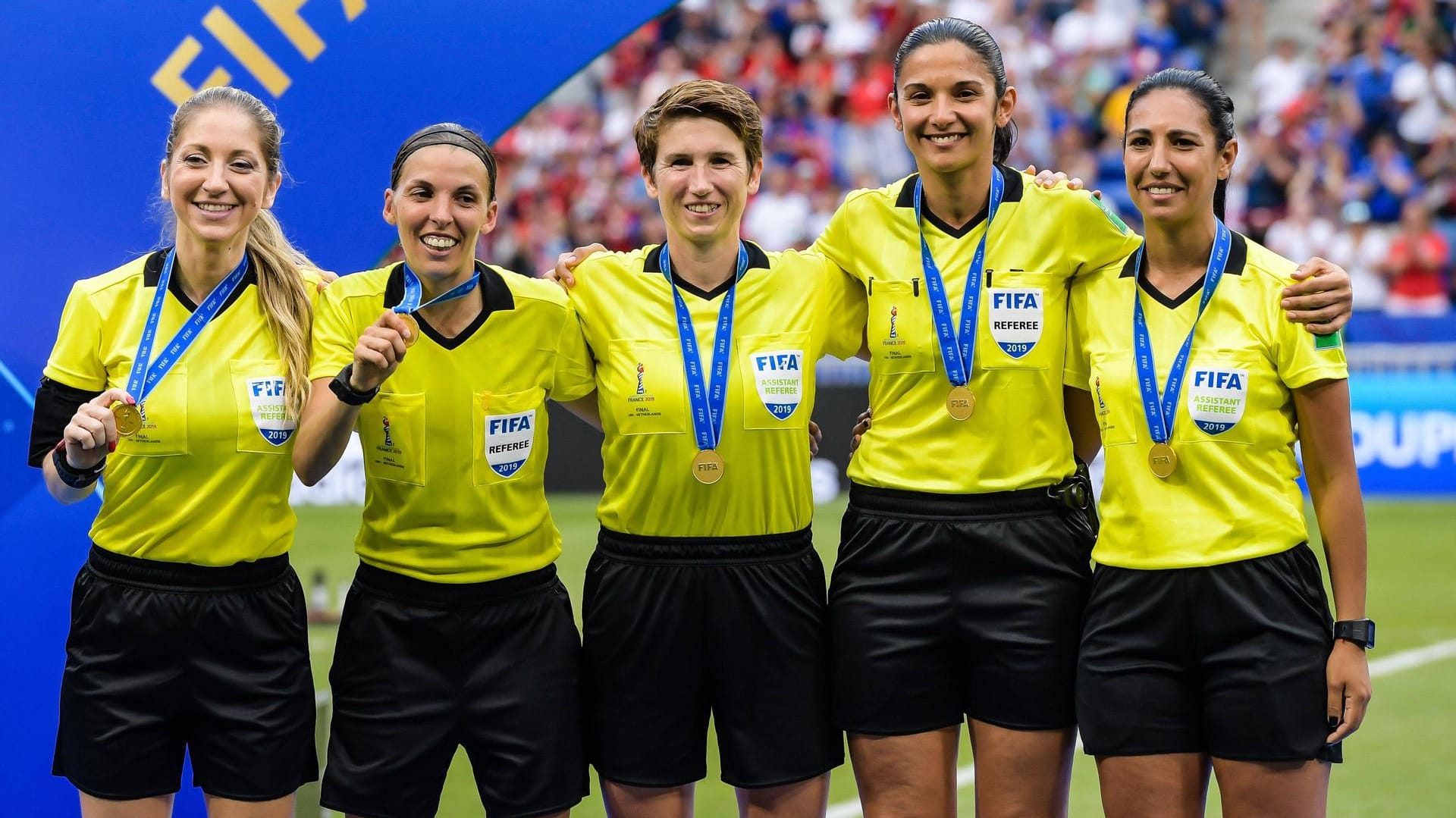 Stéphanie Frappart (2.v.l.) und ihr Team beim WM-Finale in diesem Juni.