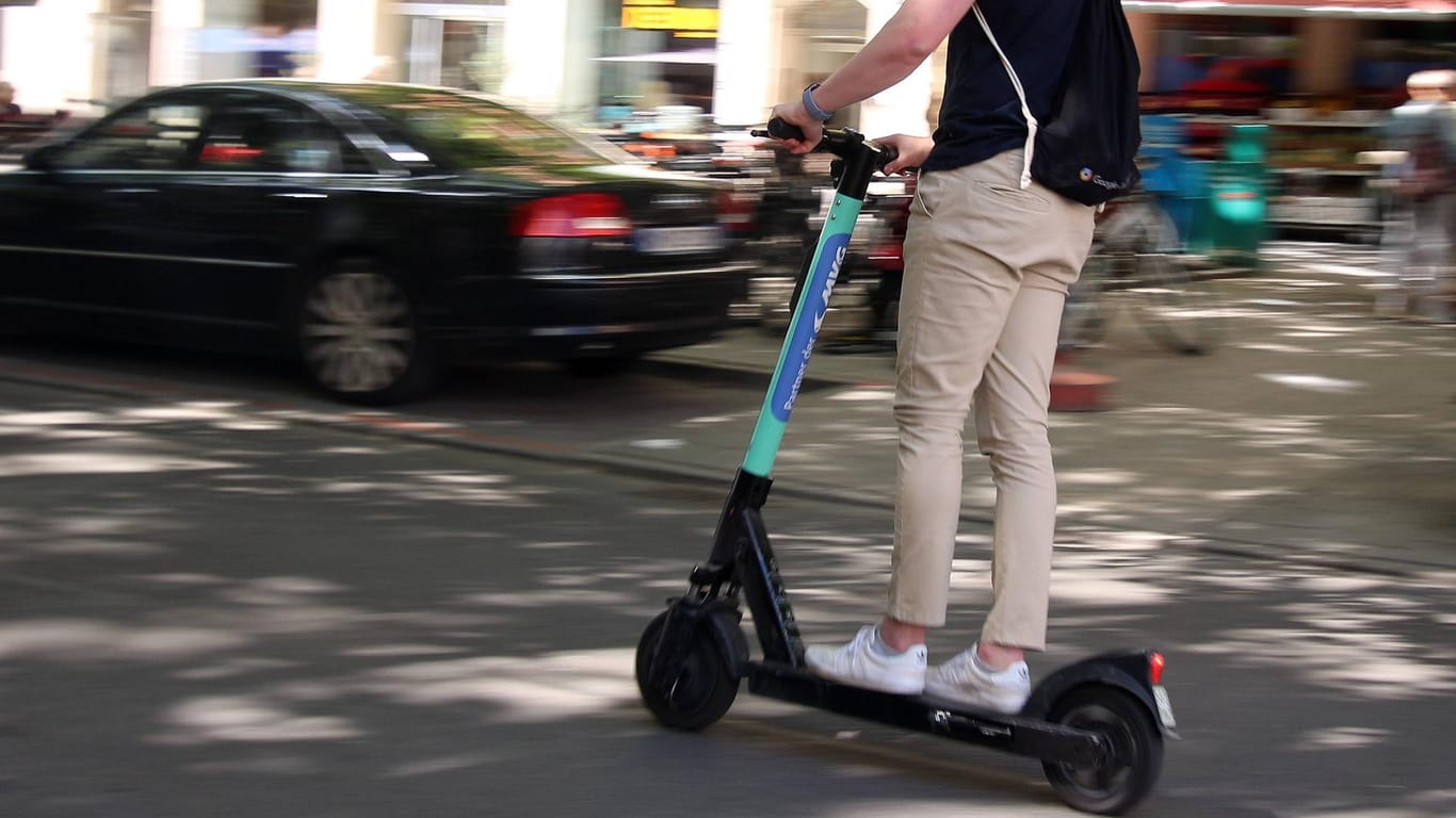 Mann fährt auf einem E-Scooter der Marke Tier: In Mainz rollen diese seit rund einer Woche.