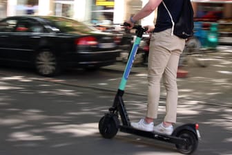 Mann fährt auf einem E-Scooter der Marke Tier: In Mainz rollen diese seit rund einer Woche.