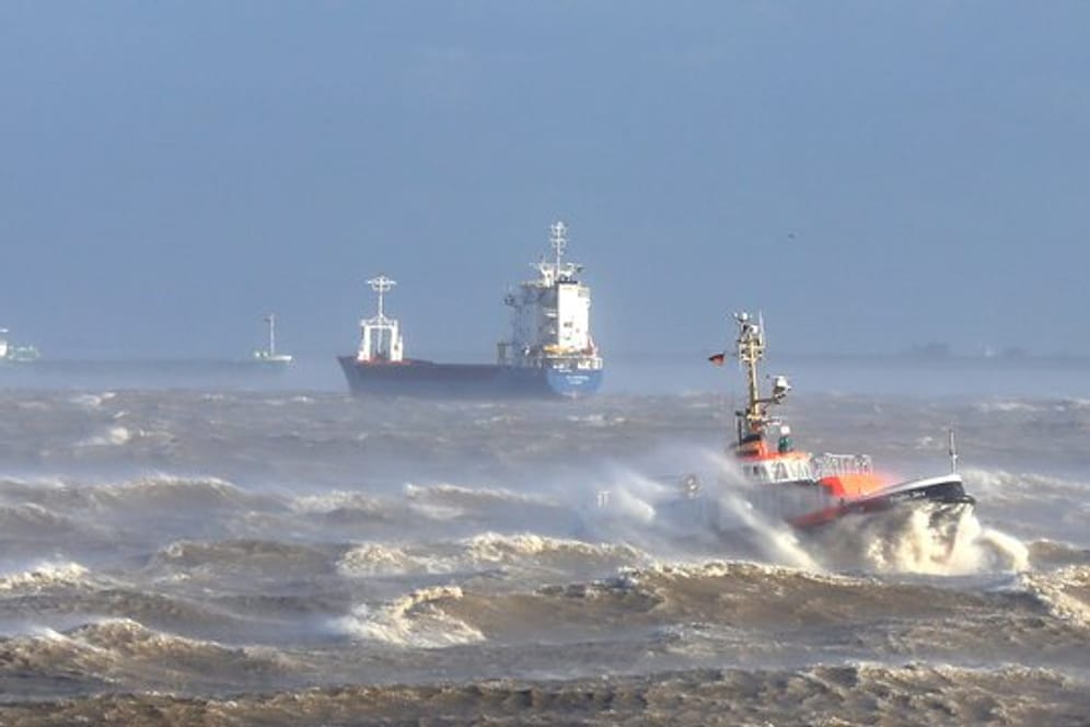 Ein Lotsenversetzboot kämpft sich bei starkem Sturm durch die Elbe zwischen der Einfahrt zum Nord-Ostsee-Kanal und der Mündung in die Nordsee.