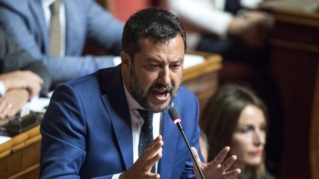 Der italienische Innenminister Matteo Salvini hält in der Regierungskrise an einem Misstrauensvotum gegen Regierungschef Giuseppe Conte fest. Der italienische Innenminister Matteo Salvini hält in der Regierungskrise an einem Misstrauensvotum gegen Regierungschef Giuseppe Conte fest.