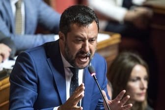 Der italienische Innenminister Matteo Salvini hält in der Regierungskrise an einem Misstrauensvotum gegen Regierungschef Giuseppe Conte fest.