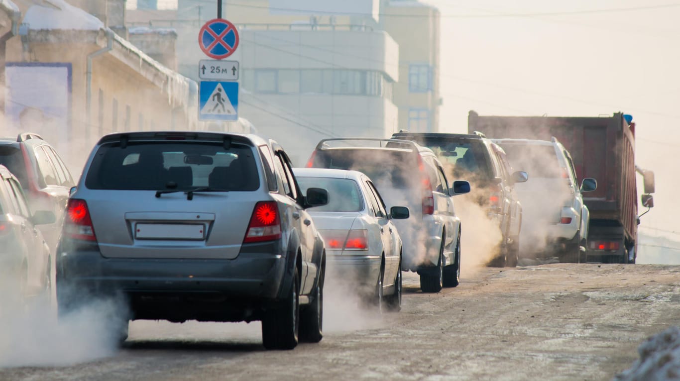 Autos stehen im Stau: Experten gehen davon aus, dass Luftverschmutzung das Risiko für Herz-Kreislauf-Erkrankungen erhöht.