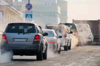 Autos stehen im Stau: Experten gehen davon aus, dass Luftverschmutzung das Risiko für Herz-Kreislauf-Erkrankungen erhöht.