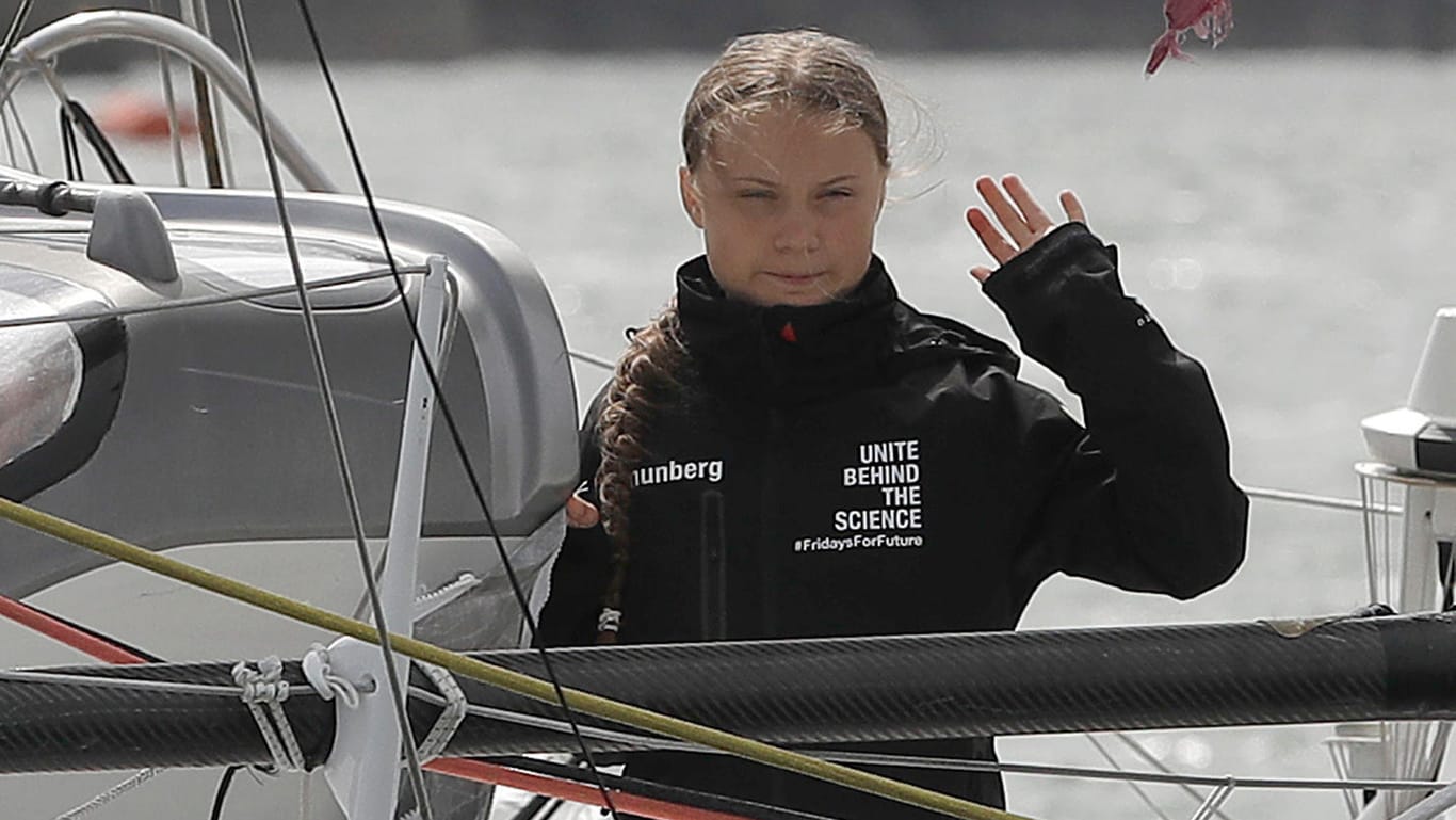 Greta Thunberg winkt von der Hochseejacht "Malizia": Mit dem Segelboot will die 16-jährige Aktivistin den Atlantik überqueren.