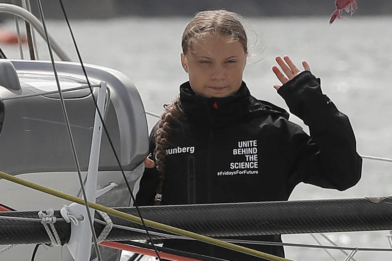 Greta Thunberg winkt von der Hochseejacht "Malizia": Mit dem Segelboot will die 16-jährige Aktivistin den Atlantik überqueren.