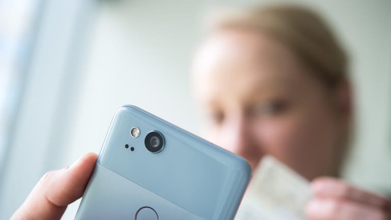 Eine Frau am Smartphone: Betrüger missbrauchen derzeit das Video-Ident-Verfahren.