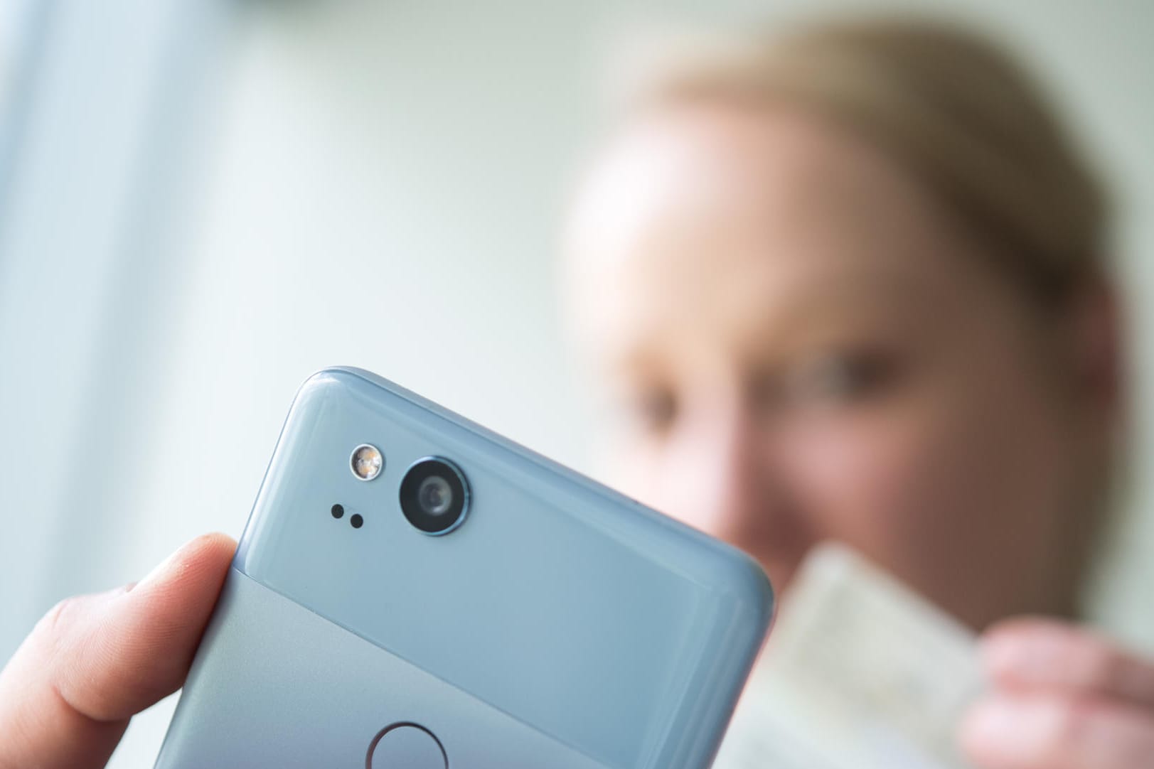 Eine Frau am Smartphone: Betrüger missbrauchen derzeit das Video-Ident-Verfahren.