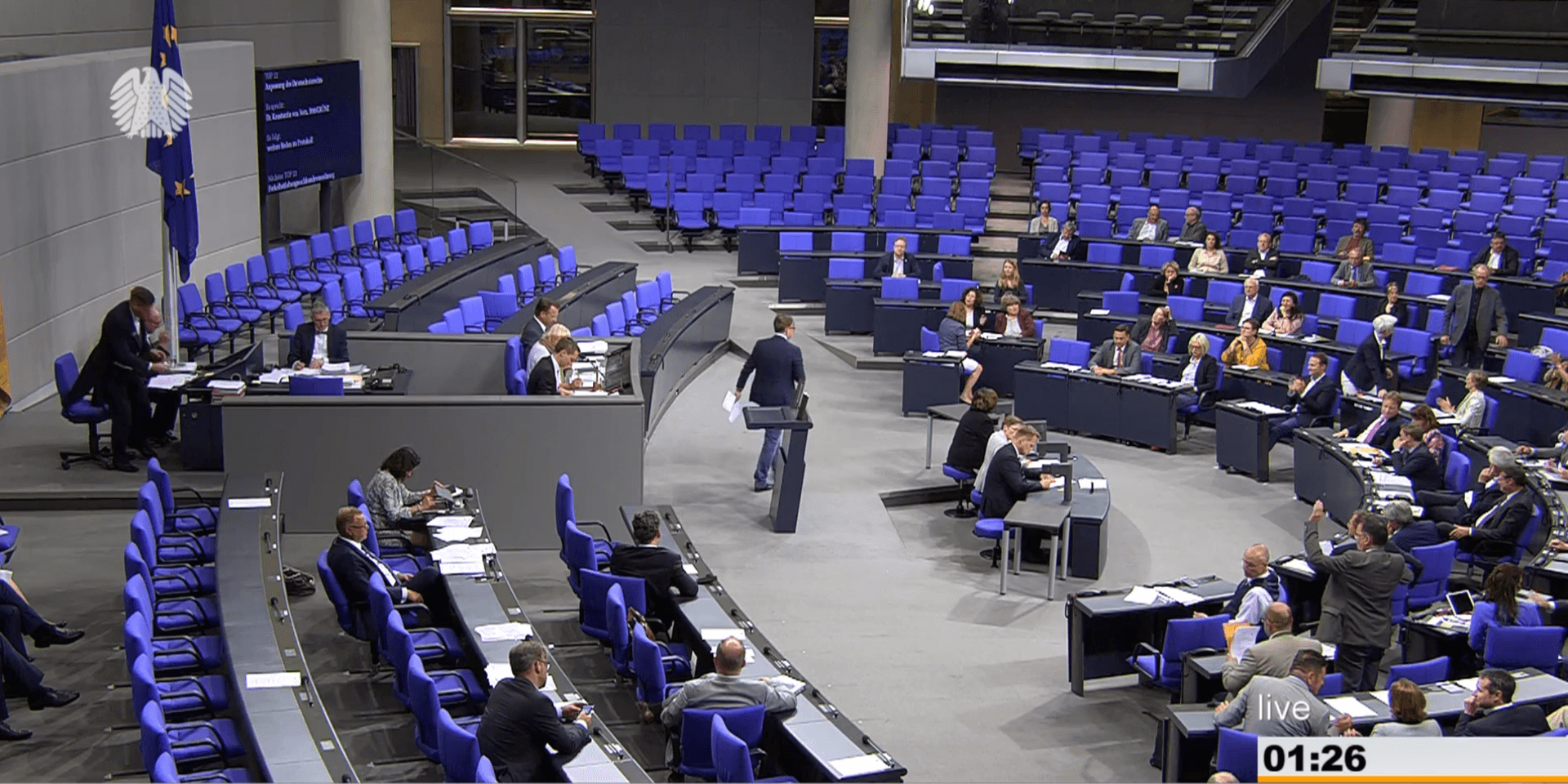 1.26 Uhr im Bundestag: AfD-Fraktionsgeschäftsführer Jürgen Braun meldet sich und beantragt wenig später einen Hammelsprung. Aber der Sitzungsvorstand, in dem nun kein AfD-Schritführer mehr sitzt, erklärt das einmütig für unnötig.