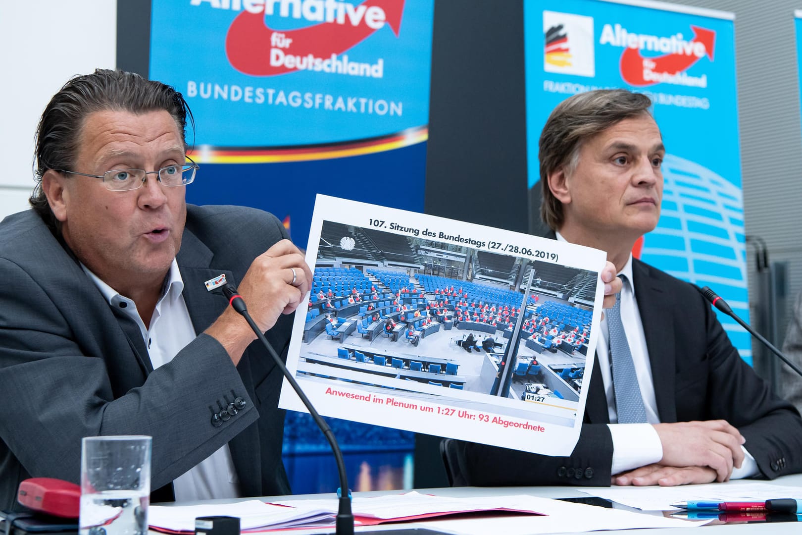 Die AfD hat gezählt: 93 Abgeordnete waren es um 1.27 Uhr bei der strittigen Sitzung. Weil es trotzdem weiterging, will sie nun in der Nacht beschlossene Gesetze von Karlsruhe aufheben lassen, erklärten Stephan Brandner (links) und Bernd Baumann, Erster Parlamentarischer Geschäftsführer der AfD-Bundestagsfraktion.