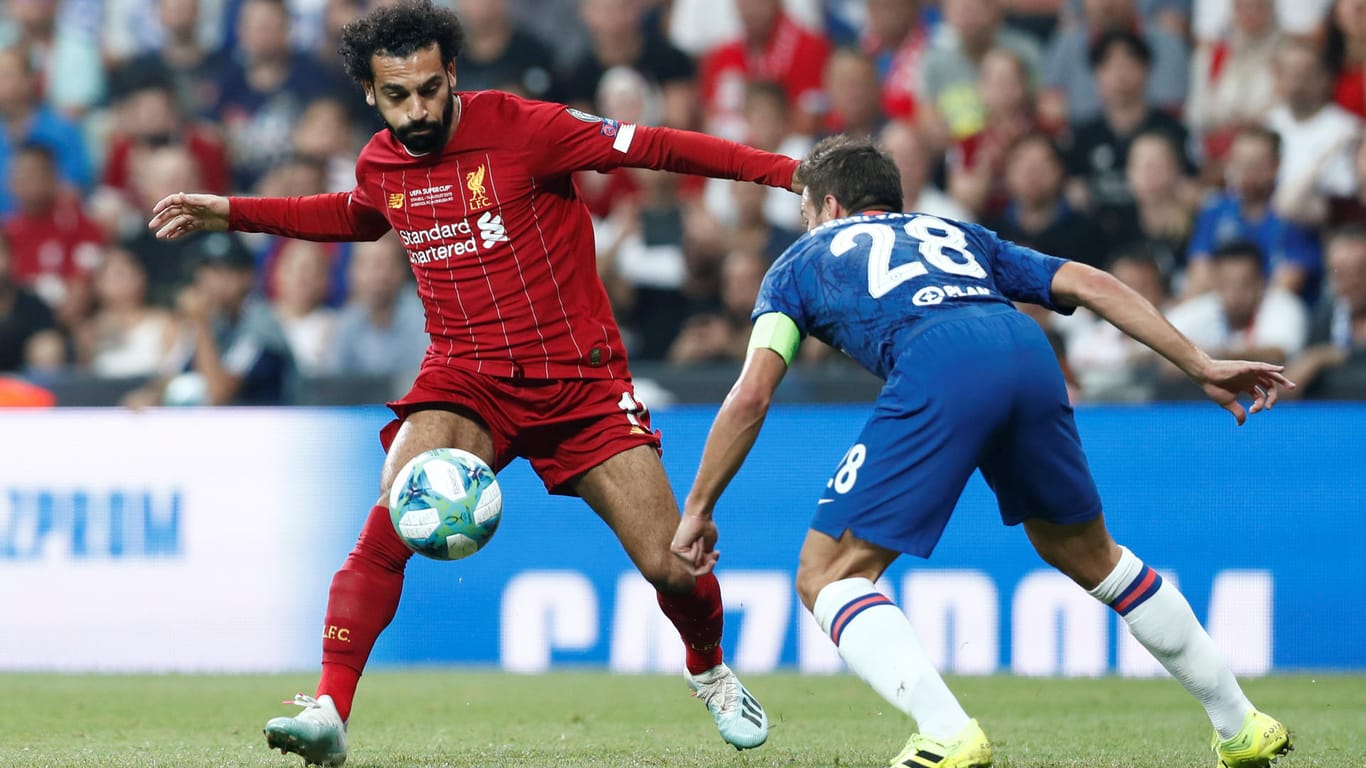 Liverpools Mohamed Salah (l.) setzt sich in dieser Situation gegen Chelseas Cesar Azpilicueta durch.