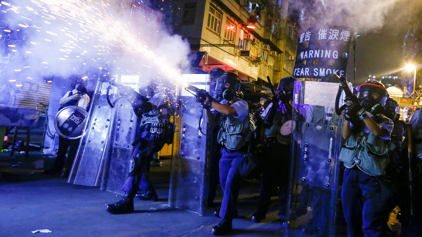 In der Nacht stoßen Polizei und Demonstranten in Hongkong wieder zusammen.