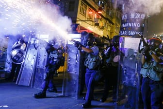 In der Nacht stoßen Polizei und Demonstranten in Hongkong wieder zusammen.