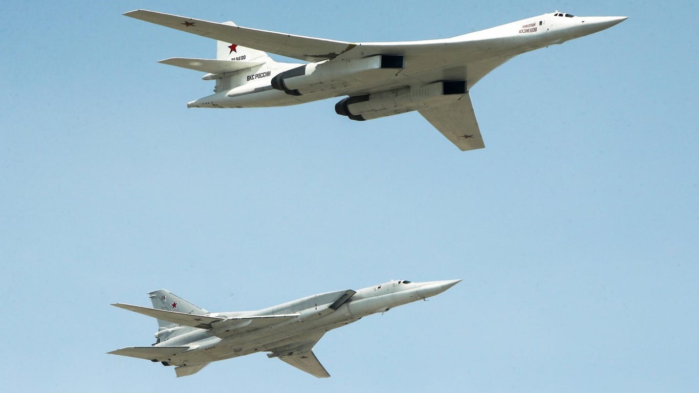 Der russische Bomber Tupolev Tu-160 kann mit Atomwaffen ausgerüstet werden.