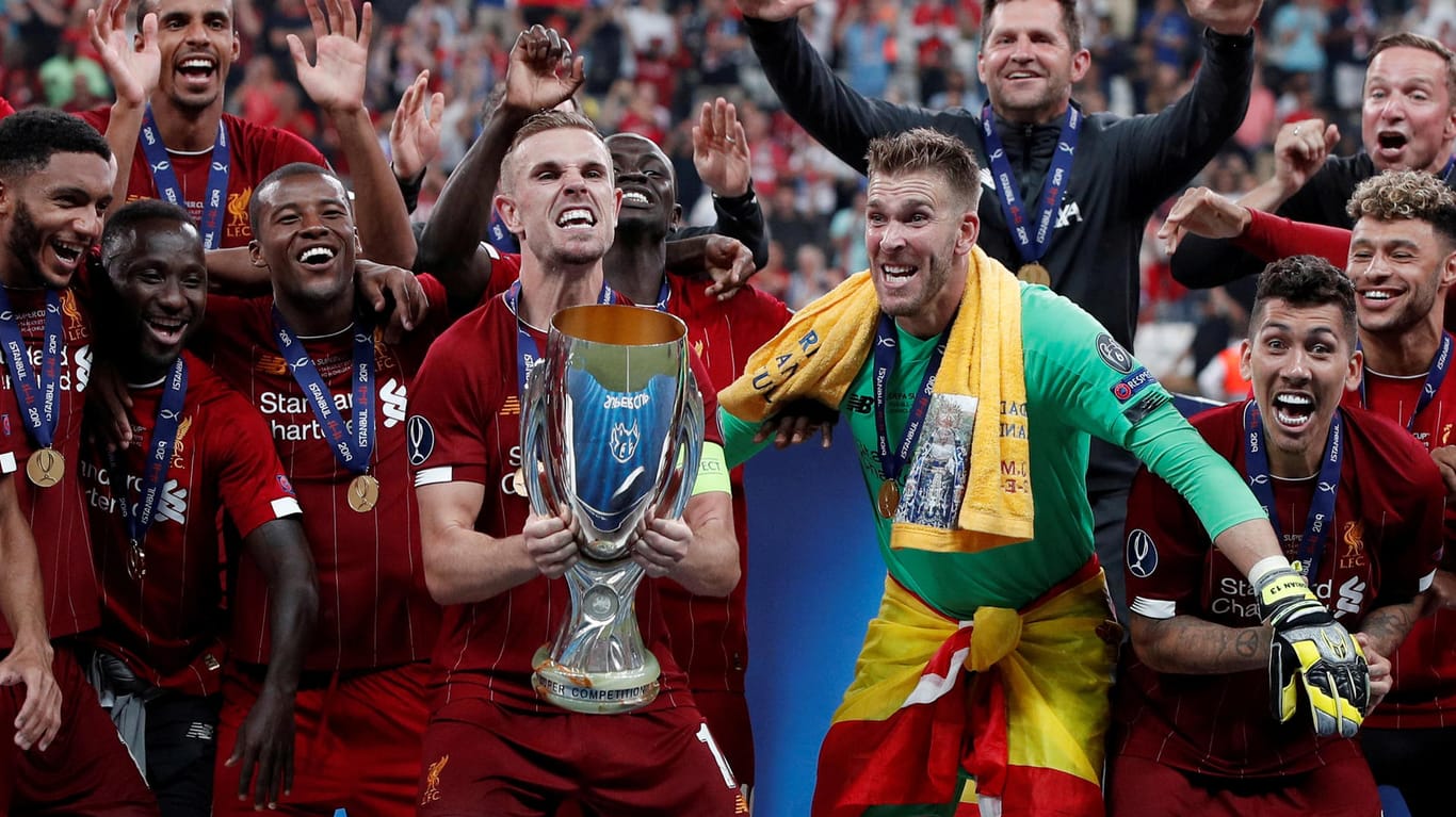 Uefa-Supercup-Sieger 2019: Liverpool-Kapitän Jordan Henderson (M.) präsentiert den Pokal.