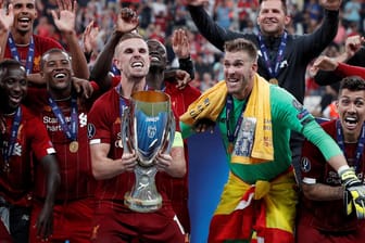 Uefa-Supercup-Sieger 2019: Liverpool-Kapitän Jordan Henderson (M.) präsentiert den Pokal.