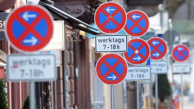Damit die Schilder gültig sind, müssen sie grundsätzlich in Fahrtrichtung und nicht etwa in Richtung Gehweg zeigen. Damit die Schilder gültig sind, müssen sie grundsätzlich in Fahrtrichtung und nicht etwa in Richtung Gehweg zeigen.