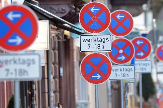 Damit die Schilder gültig sind, müssen sie grundsätzlich in Fahrtrichtung und nicht etwa in Richtung Gehweg zeigen.