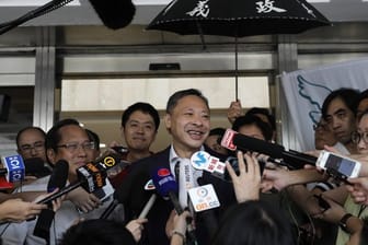 Der Juraprofessor Benny Tai (M) durfte gegen eine Kaution von umgerechnet etwa 11.