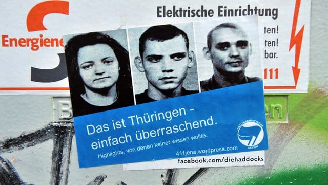 Ein Aufkleber mit den Portraits der Mitglieder der NSU-Terrorzelle.