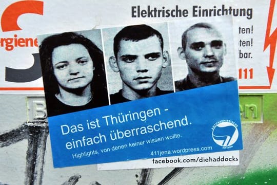 Ein Aufkleber mit den Portraits der Mitglieder der NSU-Terrorzelle.