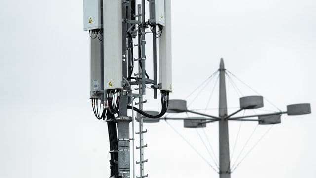 Mobilfunkantennen für das 5G-Netz an der Spitze eines Mobilfunkmastes. Mobilfunkantennen für das 5G-Netz an der Spitze eines Mobilfunkmastes.