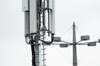 Mobilfunkantennen für das 5G-Netz an der Spitze eines Mobilfunkmastes.