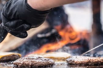 Insgesamt sollen bis zu einer halben Tonne Fleisch, Fisch und Gemüse gebraten werden.