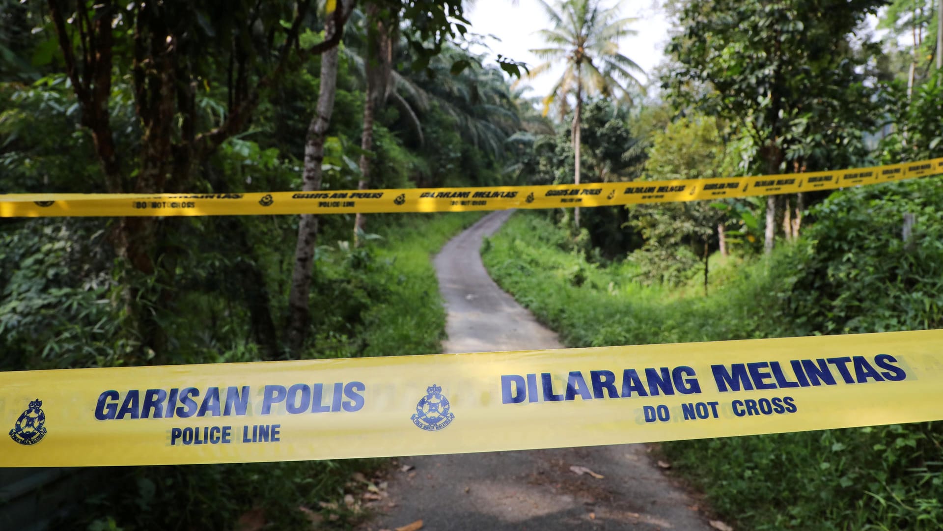Suche nach der 15-Jährigen im Dschungel von Malaysia: An der zehntägigen Suche hatten sich etwa 350 Einsatzkräfte sowie Freiwillige beteiligt. Suche nach der 15-Jährigen im Dschungel von Malaysia: An der zehntägigen Suche hatten sich etwa 350 Einsatzkräfte sowie Freiwillige beteiligt.
